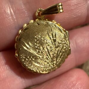 Vintage 14K solid Gold Pendant Locket
